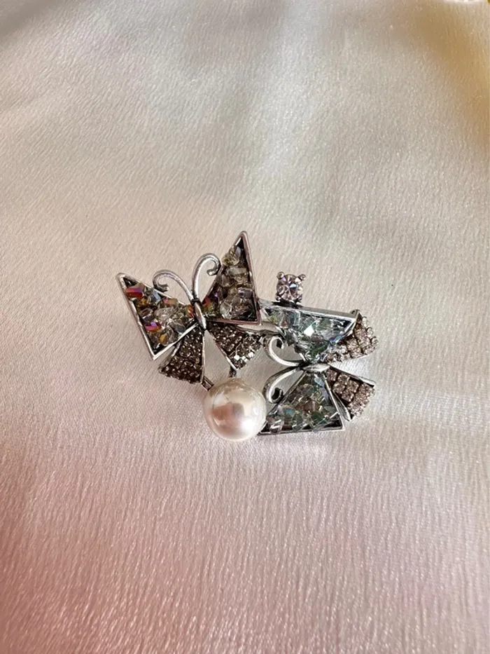 Broche papillons scintillants fait main – Élégance et originalité réunies