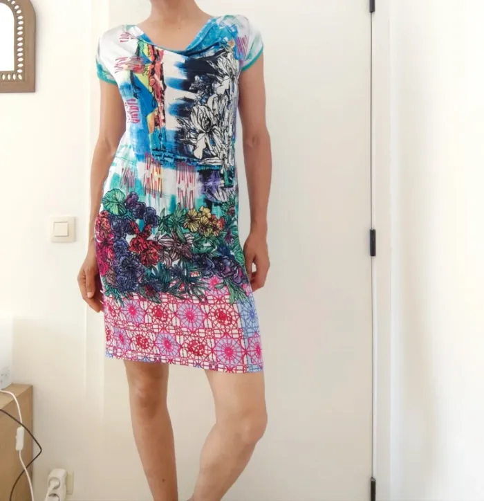 Belle robe d'été légère Save the Queen colorée motifs fleuris M très bon état