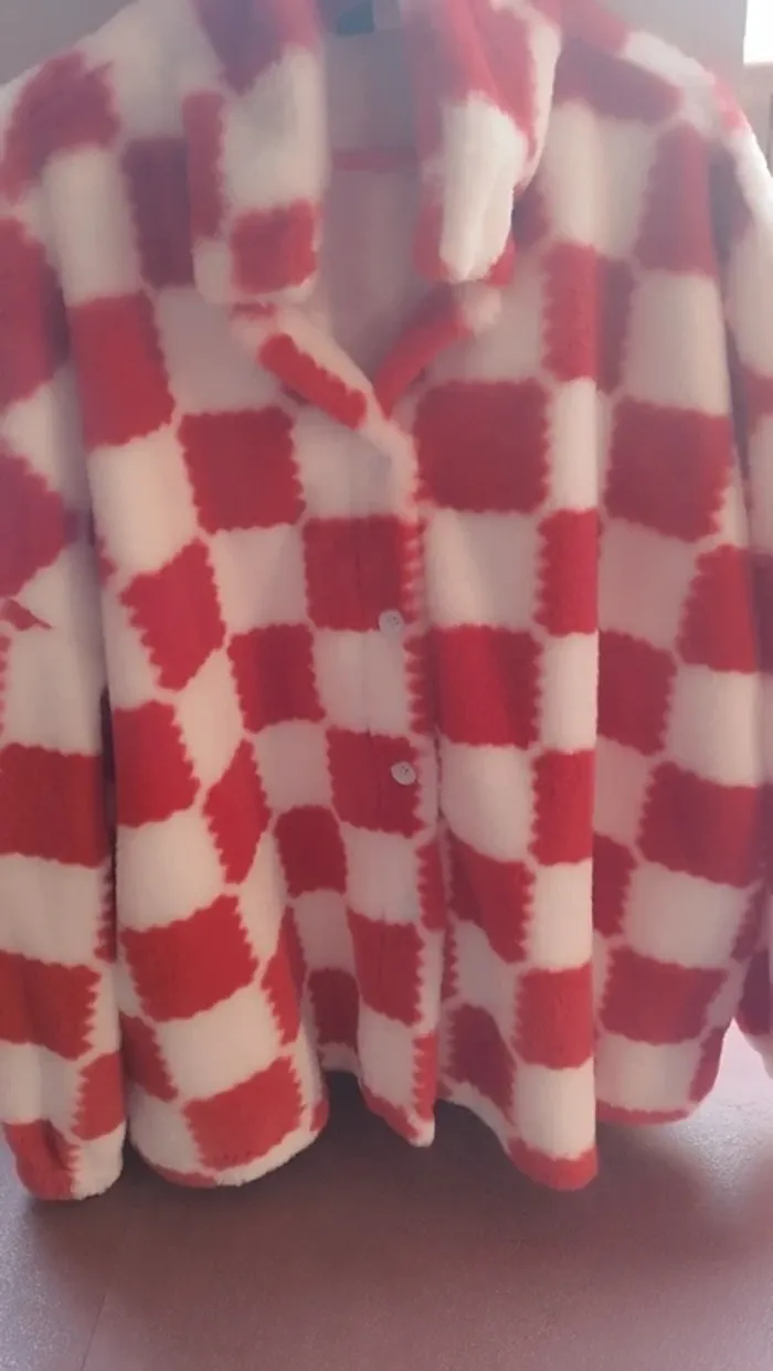 Veste duveteuse à damier rouge et blanche - photo numéro 3