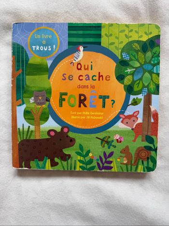 Livre qui se cache dans la forêt