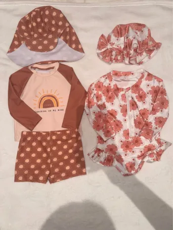 🌷Lot de deux ensembles de maillot de bain bébé taille 6-9 mois🌷