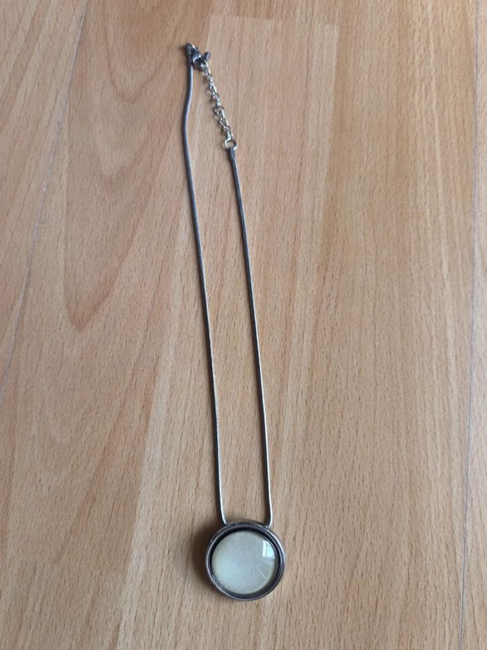 Collier avec pendentif blanc - photo numéro 2