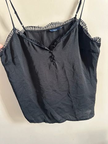 Top noir avec détails