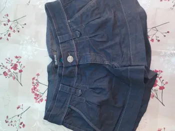 Beau short bleu marine en jean avec poches - T40-42 - details Stradivarius