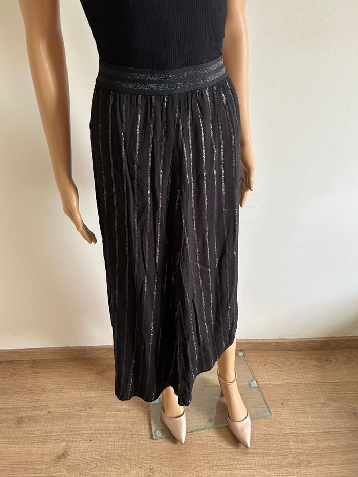 Jupe noire et brillante mi longue LPB Woman taille 38 TBE - photo numéro 2