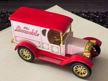 Locomobile rétro (blanc et rouge)/echelle 1/43