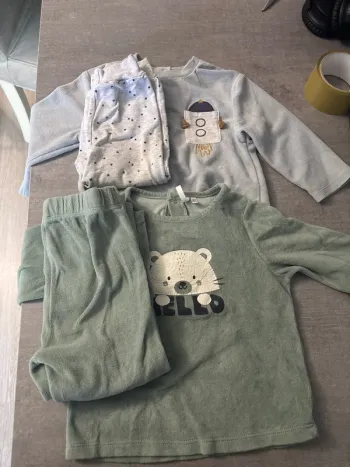 Lot 2 pyjamas 23 et 36 mois