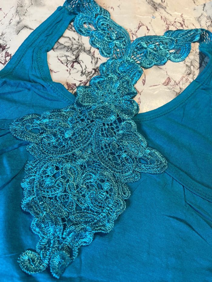 Débardeur bleu à dentelle neuf - photo numéro 3