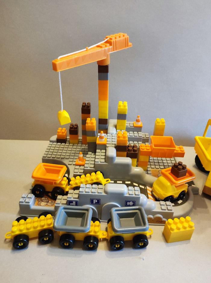 Chantier avec grue, camion et briques - photo numéro 2