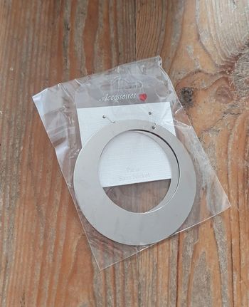 Boucles d'oreilles neuves pendantes argentées