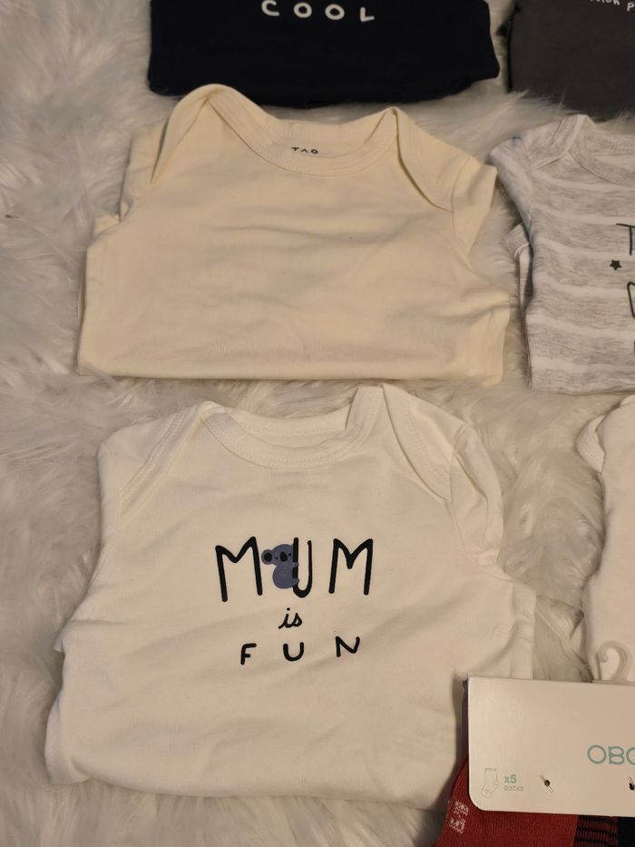 NEUFS!!!  (non portés)🤩👍💙superbe lot  bodies et chaussettes 6 MOIS GARÇON 💙💙💙 - photo numéro 4