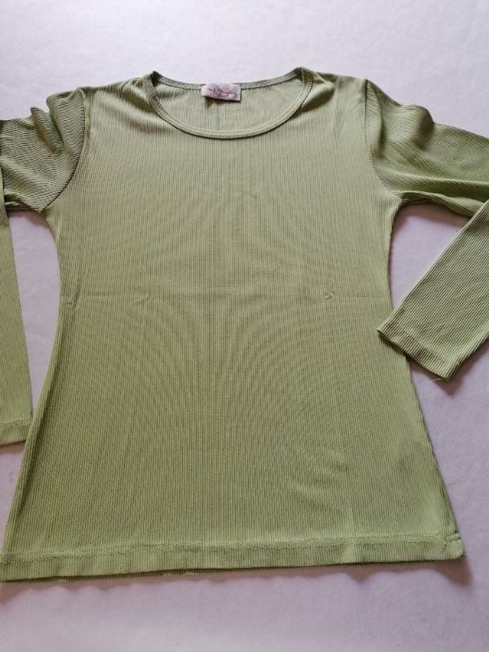 Beau tee-shirt manche longue comme neuf belle marque mesure prise