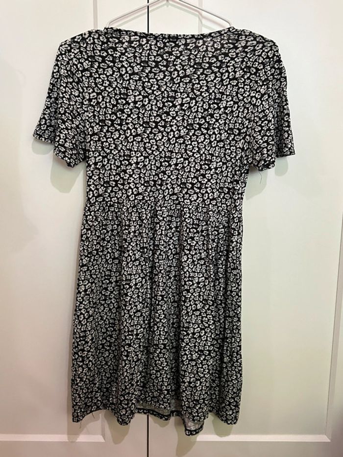 671 – robe fluide à manches courtes, col v et taille cintrée noire et fleurie blanche Pull&Bear - photo numéro 7