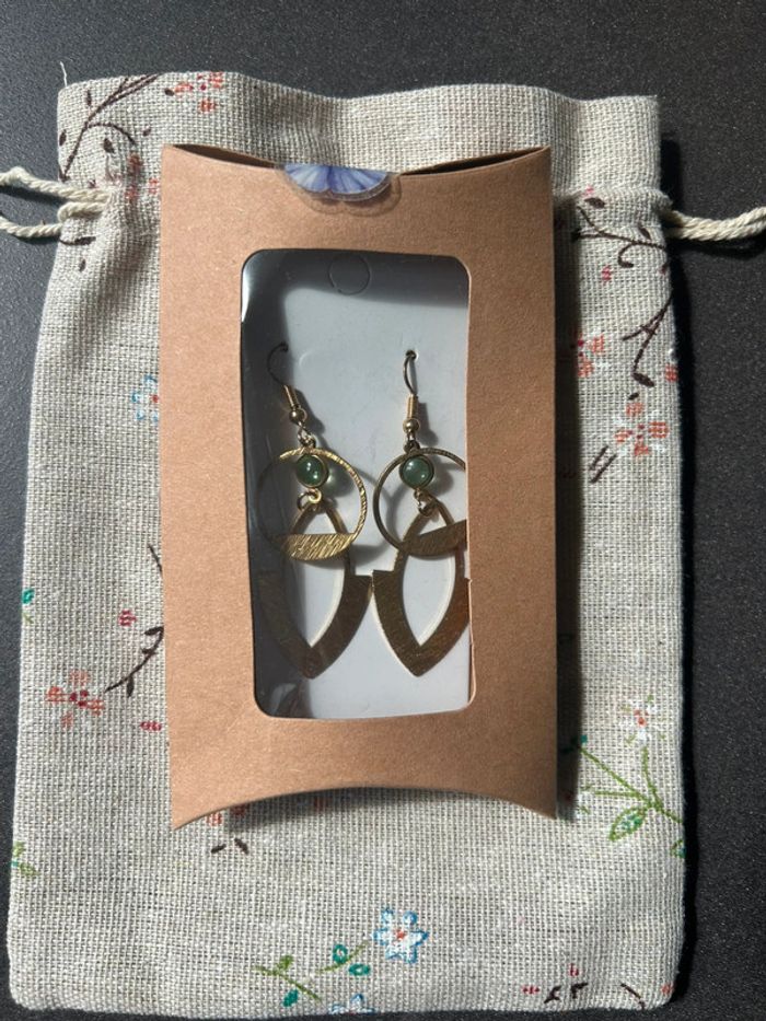 Boucle d’oreille neuve