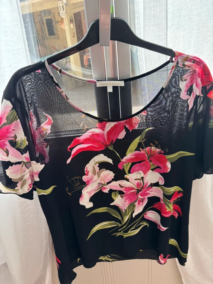 T shirt un jour ailleurs à motif fleuris