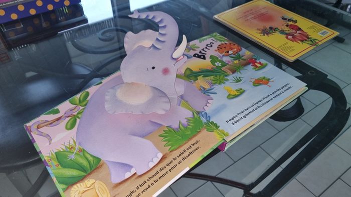 Livres pop-up et yeux animés - photo numéro 3