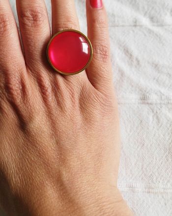 bague ajustable avec une pierre rouge