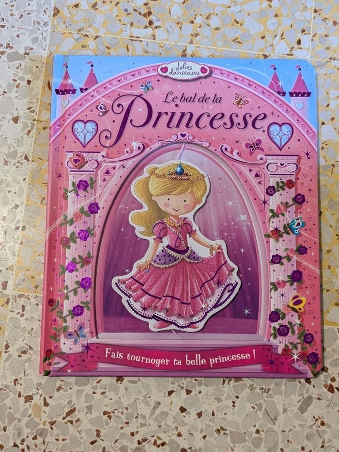 Livre le bal des princesses neuf