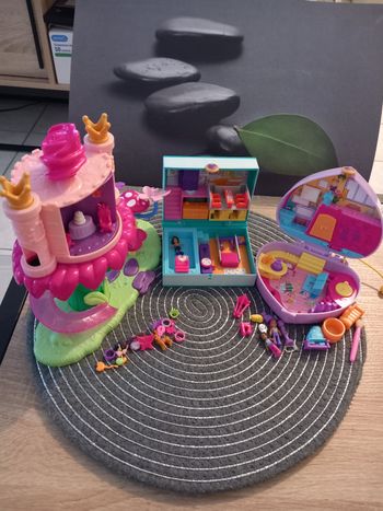 3 coffrets polly pocket 
- Le royaume des fées 
- L'atelier peinture 
- Le livre d'école