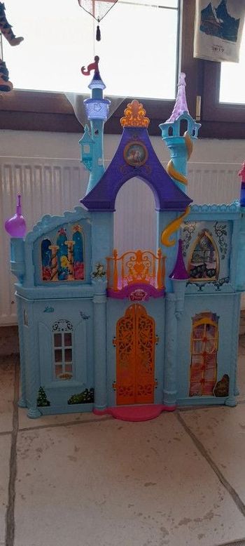 Grand château Disney Princesses et 2 poupées Disney princesses