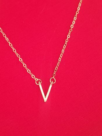 Collier a chaîne pendentif doré lettre V