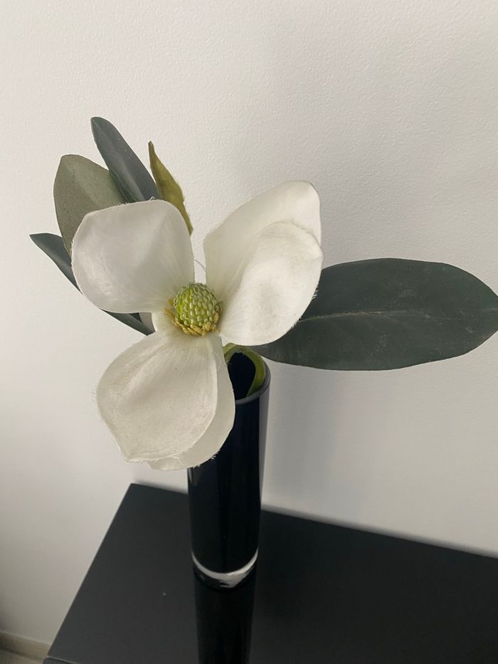 Vases en verre noirs avec fleurs incluses - photo numéro 3