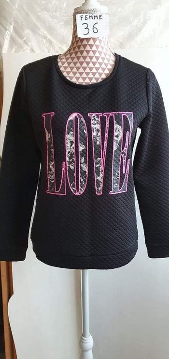 Sweat-shirt, noir motif rose,matelassé, en très bon état, marque Gemo =4€
