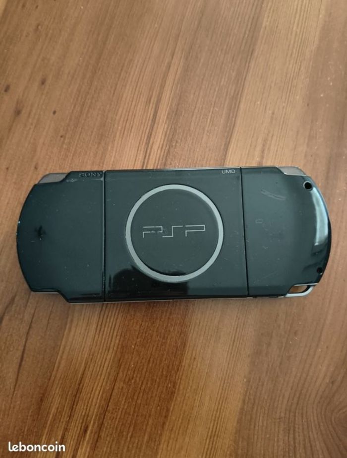 PSP slim and lite 3004 édition limitée Gran turismo - photo numéro 3