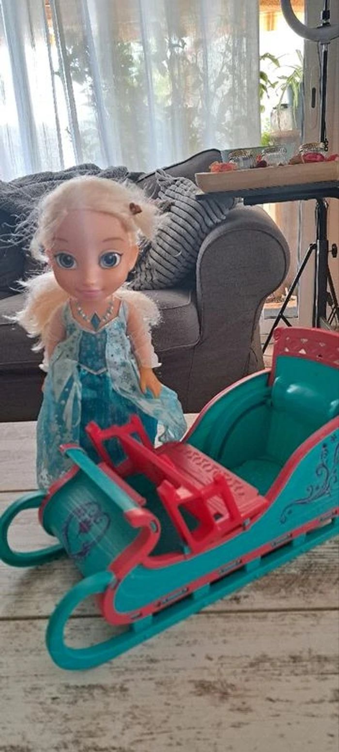 Grande poupée parlante reine des neiges et son traîneau
