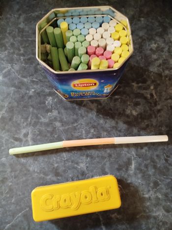 Lot de craies + brosse pour tableau enfant