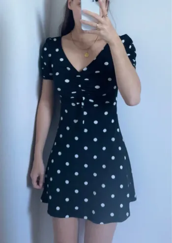 Robe noire à pois blanc