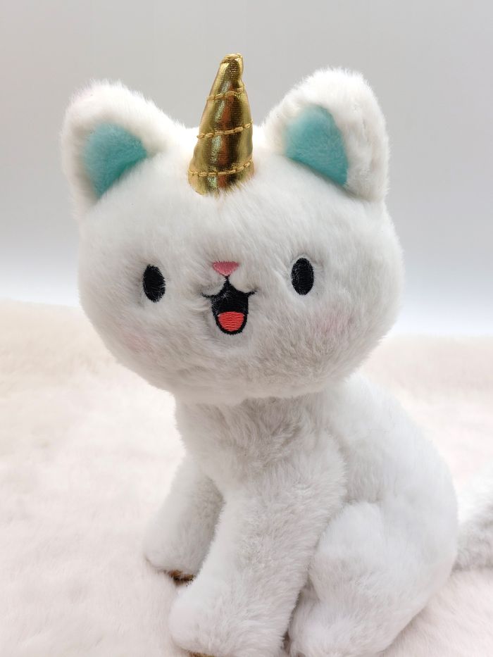 Peluche doudou chat blanc licorne Akiko 20 cm éditions Auzou 2022 bleu doré TTBE - photo numéro 2