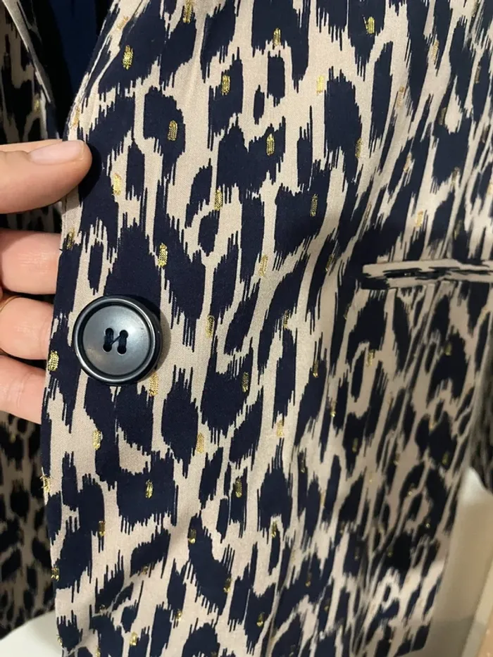 Veste blazer camaïeu beige et noire avec détails dorés - photo numéro 5