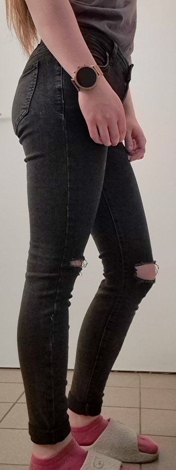 Jean skinny noir déchiré aux genoux