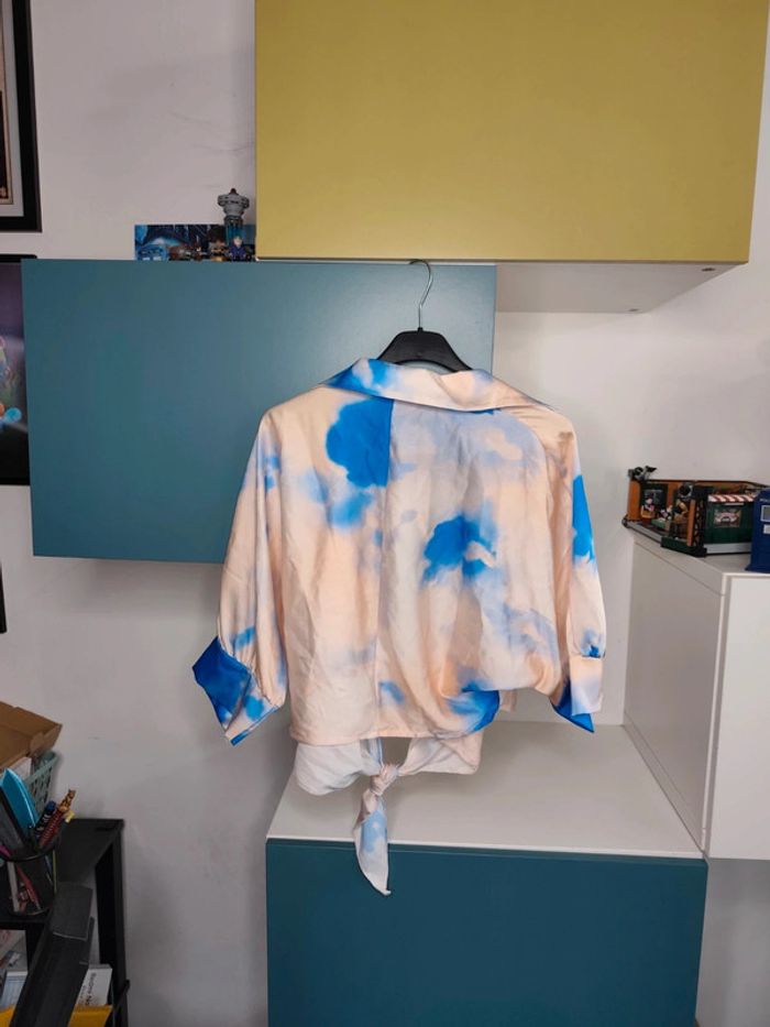 Blouse crop top satinée tie & dye Lovy Pop - Bleu et crème - Taille unique - NEUVE - photo numéro 2