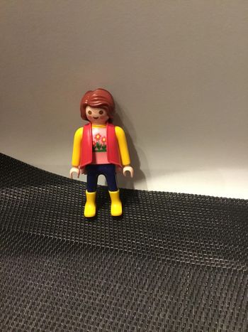 Playmobil figurine femme brune pantalon et bottes jaunes haut à fleurs