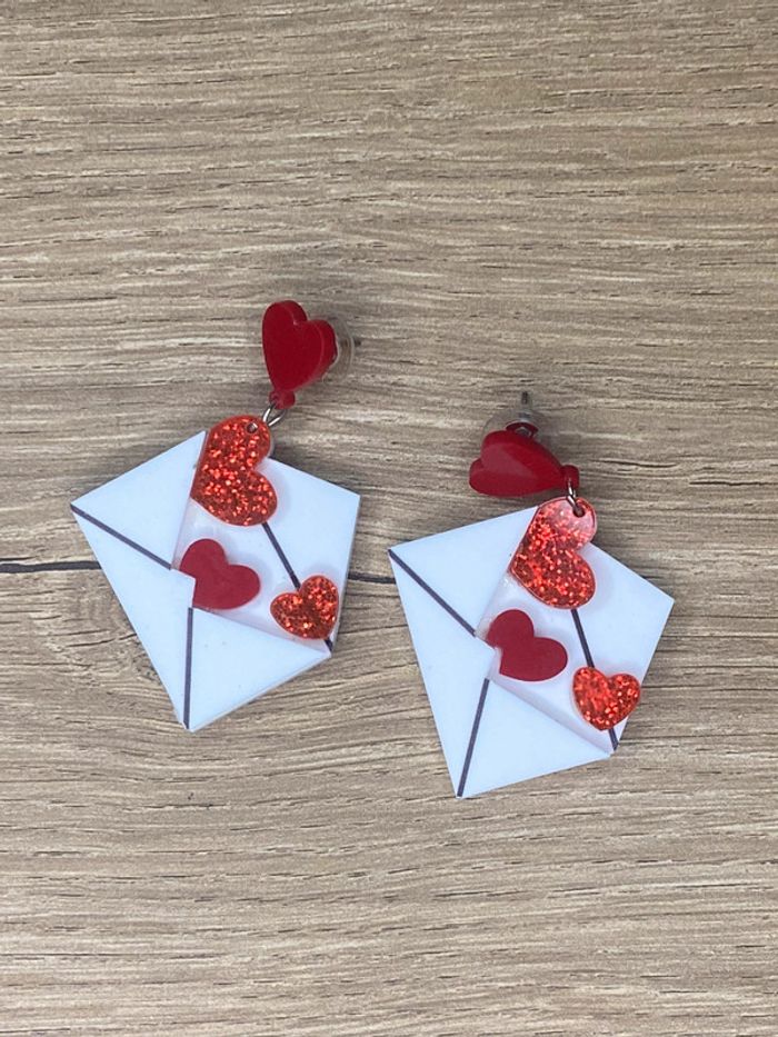 Paire de boucles d’oreille acrylique lettre d amour - photo numéro 2