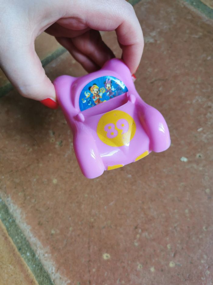 Voiture rose en plastique jouet