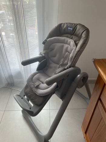 CHAISE HAUTE EN TRÈS PEU UTILISÉE
