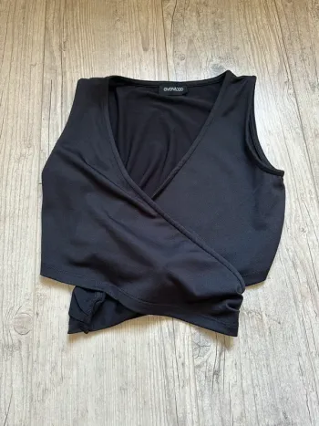 Crop top cache cœur noir noeud dans le dos ouvert