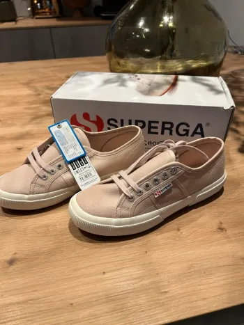 Baskets Superga rose poudré P.40 Neuves