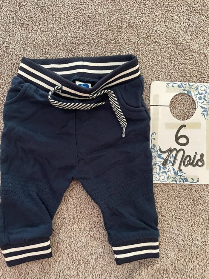 Pantalon marine mot d’enfants