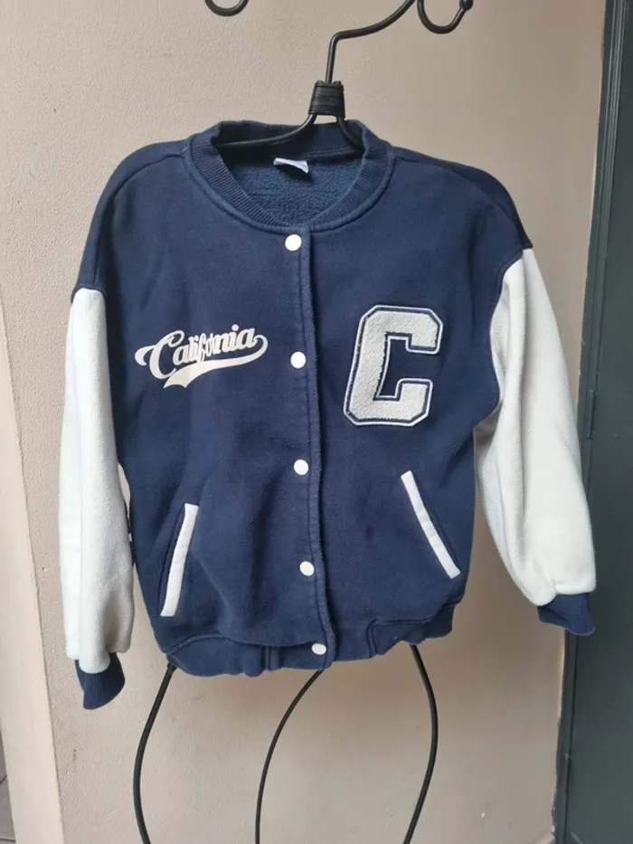 Veste bleue et crème