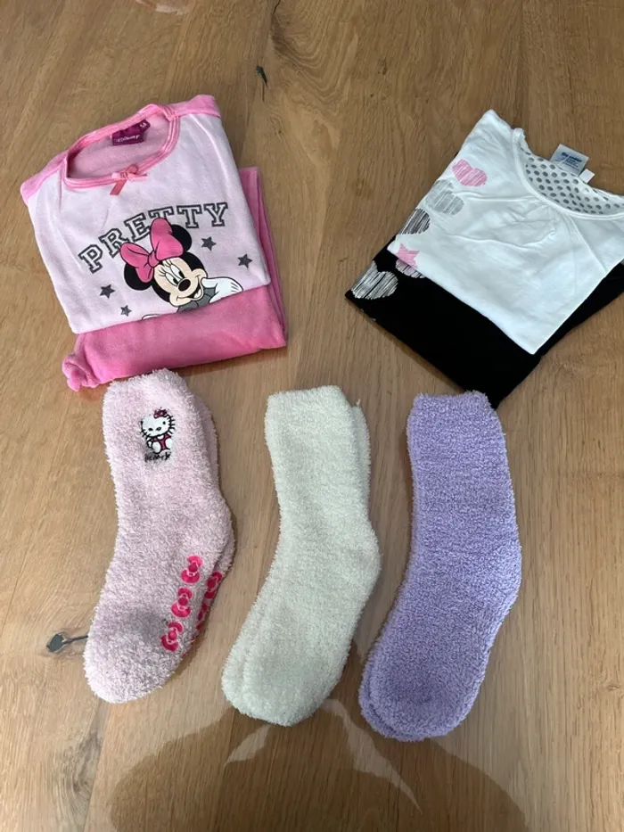 Lot vêtements 5 ans pyjama t-shirt chaussettes
