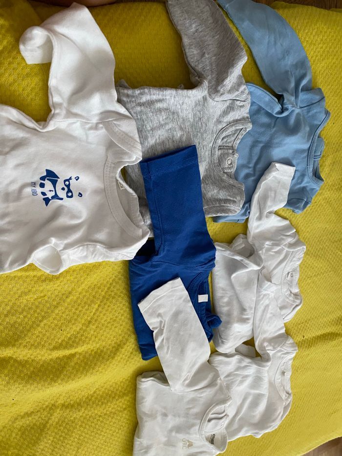 Vêtements 1 mois : bodies, grenouillères et bas - photo numéro 3