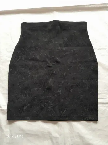 Jupe courte noire motif floral Pimkie taille 40
