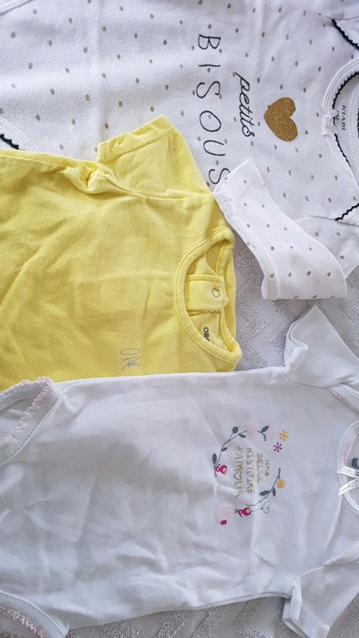 Lot bodys fille 9 mois