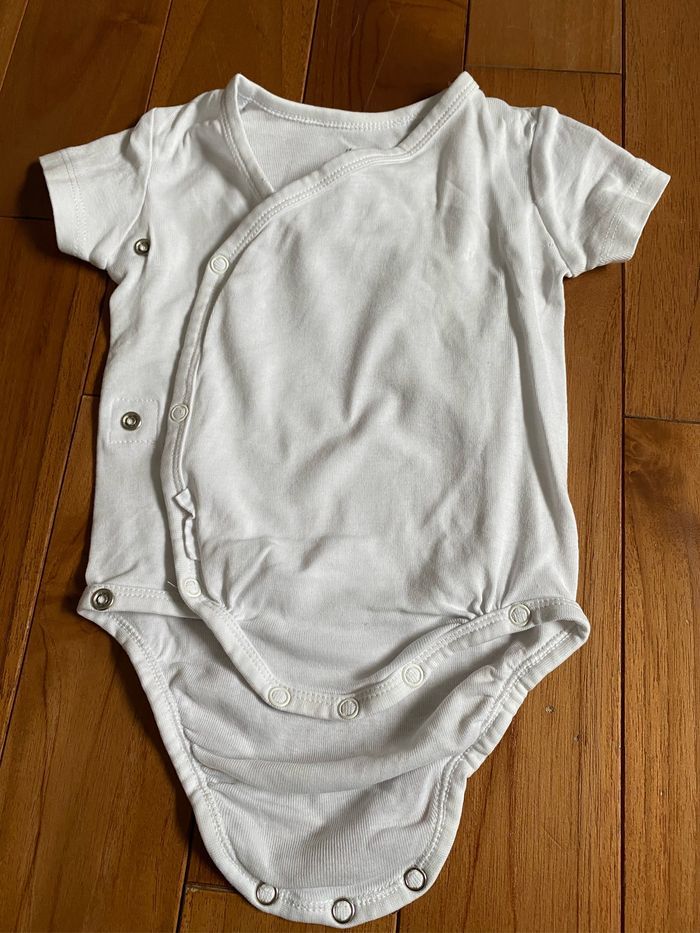 Lot de 2 bodies manches courtes bebe H&M 6mois - photo numéro 4