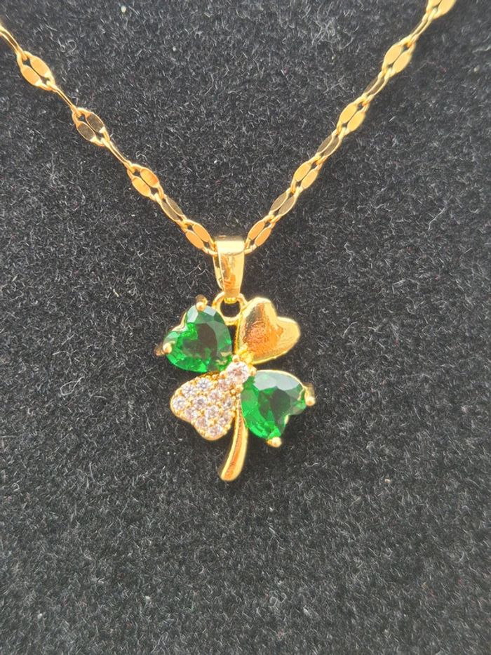 Jolie collier femme avec trèfle