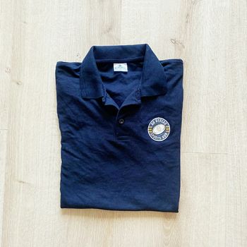 Au Bureau Sport Bar Polo Goodies Wear Bleu Homme Exclusive en très bon état (Taille M)